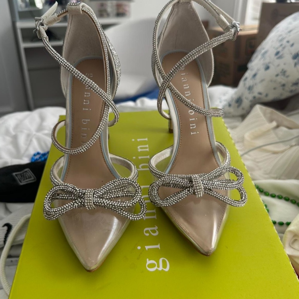 Gianni Bini Women's Silver and Cream Heels